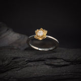 Anillo de compromiso con diamante natural central de .20ct elaborado en oro blanco de 18 kilates