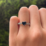 Anillo de compromiso con zafiro natural y 14 diamantes laterales elaborado en oro blanco de 14 kilates