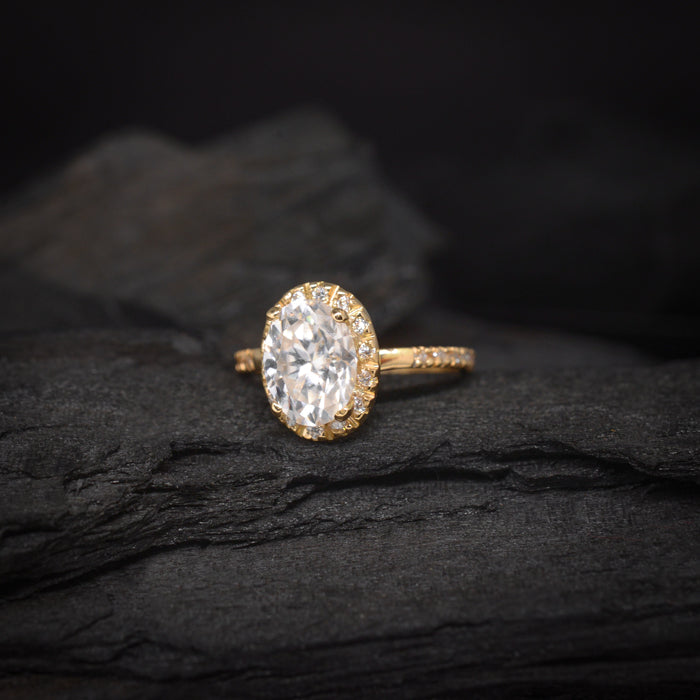 Anillo de compromiso con moissanita de 2.0ct con certificado GRA y moissanitas laterales elaborado en oro amarillo de 14 kilates