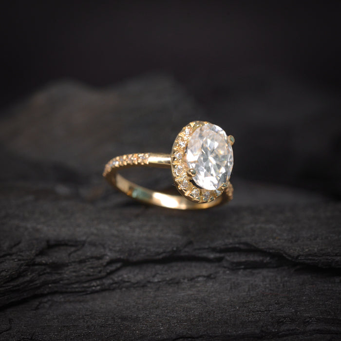 Anillo de compromiso con moissanita de 2.0ct con certificado GRA y moissanitas laterales elaborado en oro amarillo de 14 kilates