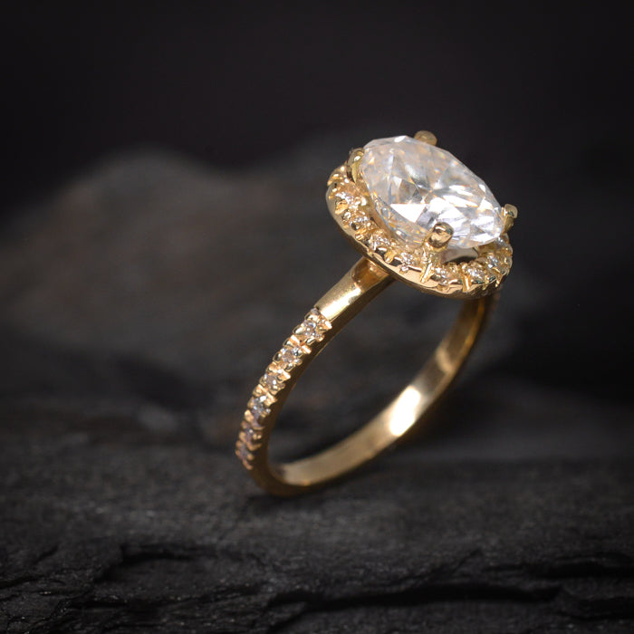 Anillo de compromiso con moissanita de 2.0ct con certificado GRA y moissanitas laterales elaborado en oro amarillo de 14 kilates