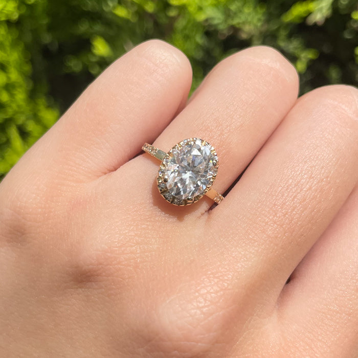 Anillo de compromiso con moissanita de 2.0ct con certificado GRA y moissanitas laterales elaborado en oro amarillo de 14 kilates