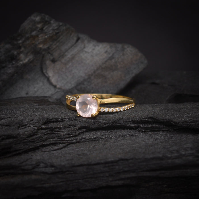 Anillo de compromiso con cuarzo rosa y 20 diamantes naturales laterales elaborado en oro amarillo de 14 kilates