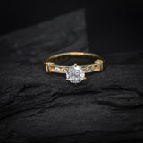 Anillo de compromiso con moissanita de 1.0ct con certificado GRA y cristales laterales elaborado en oro amarillo de 18 kilates