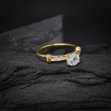 Anillo de compromiso con moissanita de 1.0ct con certificado GRA y cristales laterales elaborado en oro amarillo de 18 kilates