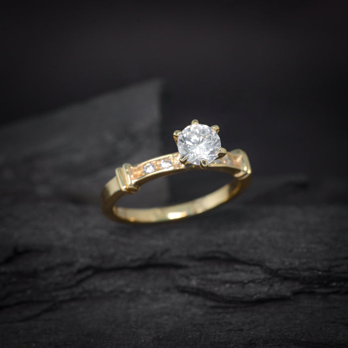 Anillo de compromiso con moissanita de 1.0ct con certificado GRA y cristales laterales elaborado en oro amarillo de 18 kilates