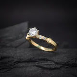 Anillo de compromiso con moissanita de 1.0ct con certificado GRA y cristales laterales elaborado en oro amarillo de 18 kilates