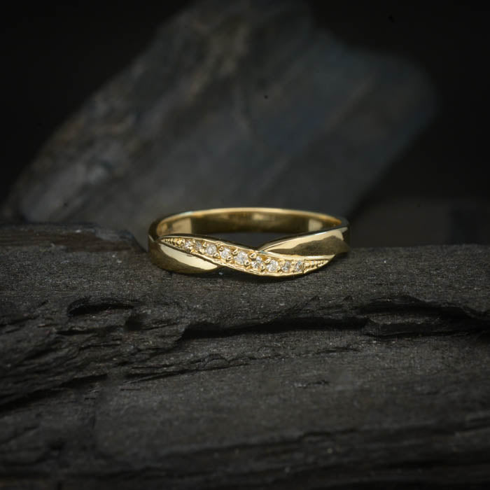 Par de argollas de matrimonio macizas de 4mm y 3mm con incrustación de cristales (mitad de la pieza) elaboradas en oro amarillo de 10k