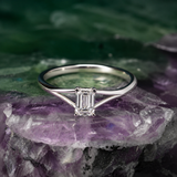 Anillo de compromiso con diamante natural central de .50ct corte esmeralda con certificado IGI elaborado en oro blanco de 14k