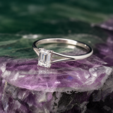 Anillo de compromiso con diamante natural central de .50ct corte esmeralda con certificado IGI elaborado en oro blanco de 14k