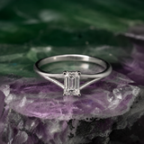 Anillo de compromiso con diamante natural central de .50ct corte esmeralda con certificación GIA elaborado en oro blanco de 14k