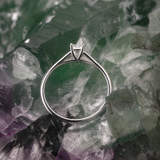 Anillo de compromiso con diamante natural central de .50ct corte esmeralda con certificado IGI elaborado en oro blanco de 14k
