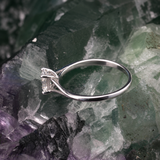 Anillo de compromiso con diamante natural central de .50ct corte esmeralda con certificado IGI elaborado en oro blanco de 14k