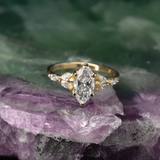 Anillo de compromiso con diamante natural de 1.0ct corte marquise con certificación GIA y 6 diamantes naturales laterales elaborado en oro amarillo de 14k