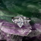 Anillo de compromiso con diamante natural de 1.0ct corte marquise con certificado IGI y 10 diamantes de laboratorio laterales elaborado en oro blanco de 14k