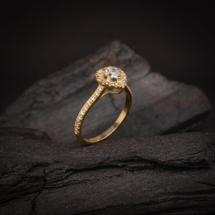 Anillo de compromiso con moissanita de .50ct con certificado GRA y 34 diamantes naturales laterales elaborado en oro amarillo de 14 kilates