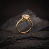 Anillo de compromiso con moissanita de .50ct con certificado GRA y 34 diamantes naturales laterales elaborado en oro amarillo de 14 kilates