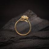 Anillo de compromiso con moissanita de .50ct con certificado GRA y 34 diamantes naturales laterales elaborado en oro amarillo de 14 kilates