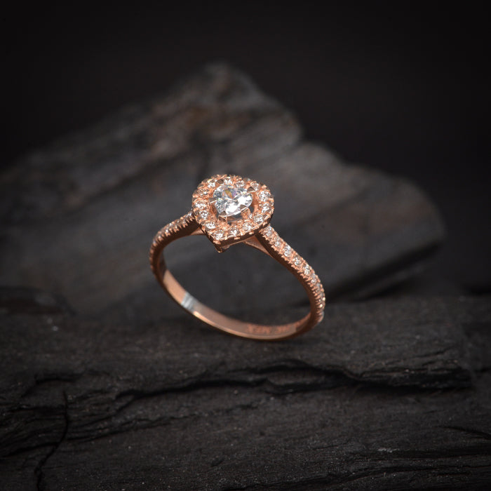 Anillo de compromiso con diamante natural central de .40ct con certificación GIA y 34 diamantes naturales laterales elaborado en oro rosa 14 kilates