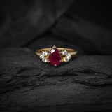 Anillo de compromiso con rubí corte gota y 6 diamantes naturales en oro amarillo de 14 kilates