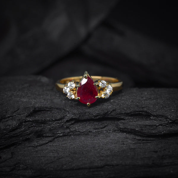 Anillo de compromiso con rubí corte gota y 6 diamantes naturales en oro amarillo de 14 kilates