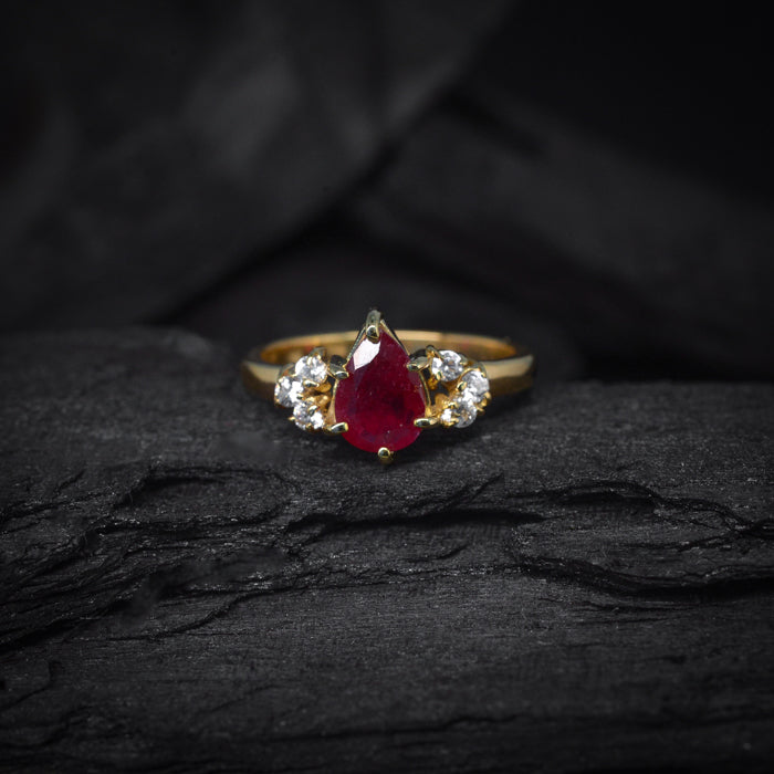 Anillo de compromiso con rubí corte gota y 6 diamantes naturales en oro amarillo de 14 kilates