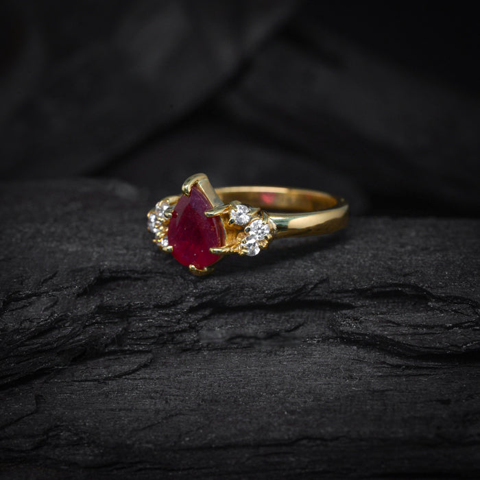 Anillo de compromiso con rubí corte gota y 6 diamantes naturales en oro amarillo de 14 kilates