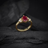 Anillo de compromiso con rubí corte gota y 6 diamantes naturales en oro amarillo de 14 kilates