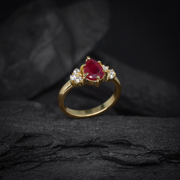 Anillo de compromiso con rubí corte gota y 6 diamantes naturales en oro amarillo de 14 kilates