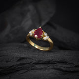 Anillo de compromiso con rubí corte gota y 6 diamantes naturales en oro amarillo de 14 kilates