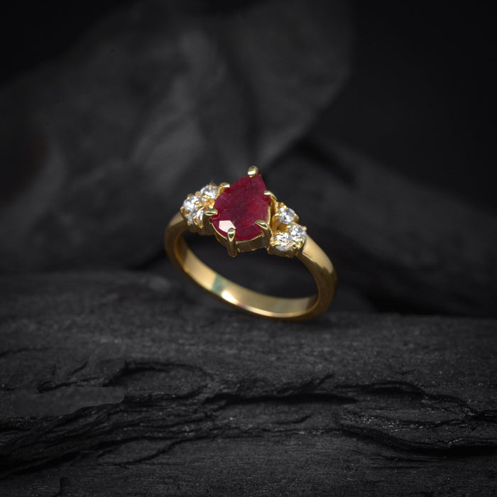 Anillo de compromiso con rubí corte gota y 6 diamantes naturales en oro amarillo de 14 kilates