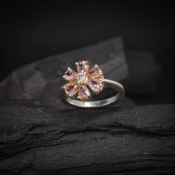 Anillo de compromiso con diamante natural de .15ct y cristales rosas laterales elaborado en plata .925