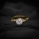 Anillo de compromiso con moissanita de 1.5ct corte brillante con certificado GRA y cristales laterales elaborado en oro amarillo de 14k