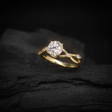 Anillo de compromiso con moissanita de 1.5ct corte brillante con certificado GRA y cristales laterales elaborado en oro amarillo de 14k