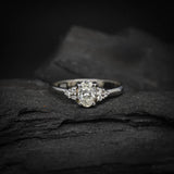 Anillo de compromiso con diamante natural de .50ct corte oval con certificación GIA y 6 diamantes naturales laterales elaborado en oro blanco de 14k