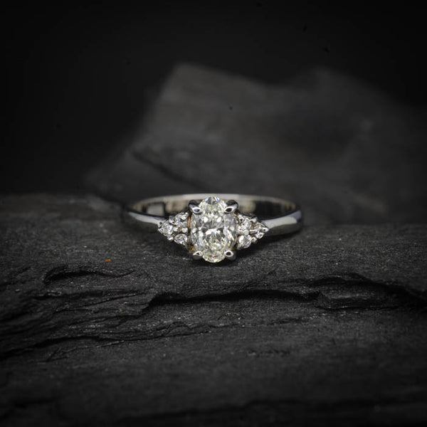 Anillo de compromiso con diamante natural de .50ct corte oval con certificación GIA y 6 diamantes naturales laterales elaborado en oro blanco de 14k