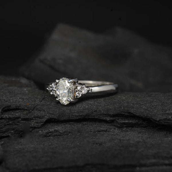 Anillo de compromiso con diamante natural de .50ct corte oval con certificación GIA y 6 diamantes naturales laterales elaborado en oro blanco de 14k