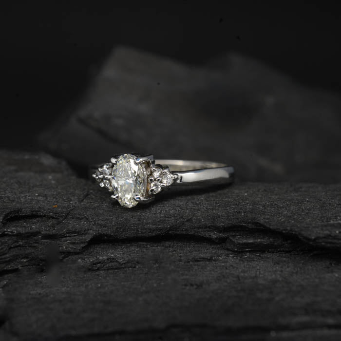 Anillo de compromiso con diamante natural de .50ct corte oval con certificación GIA y 6 diamantes naturales laterales elaborado en oro blanco de 14k