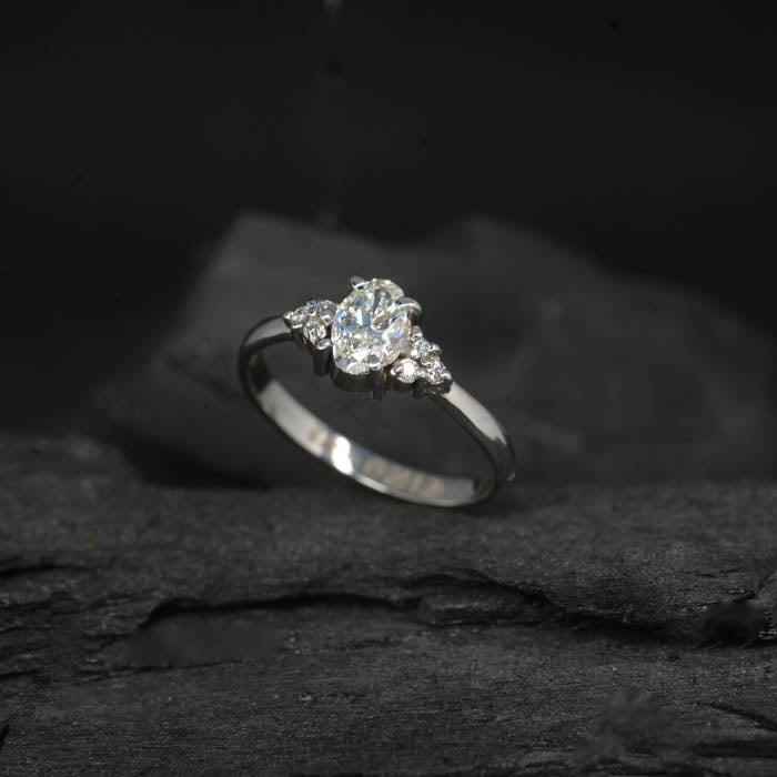 Anillo de compromiso con diamante natural de .50ct corte oval con certificación GIA y 6 diamantes naturales laterales elaborado en oro blanco de 14k