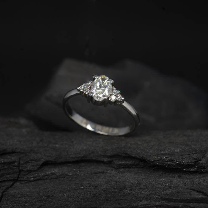 Anillo de compromiso con diamante natural de .50ct corte oval con certificación GIA y 6 diamantes naturales laterales elaborado en oro blanco de 14k