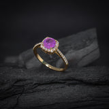 Anillo de compromiso con zafiro rosa natural y cristales elaborado en oro amarillo de 10 kilates