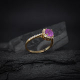 Anillo de compromiso con zafiro rosa natural y 32 diamantes naturales elaborado en oro amarillo de 14 kilates