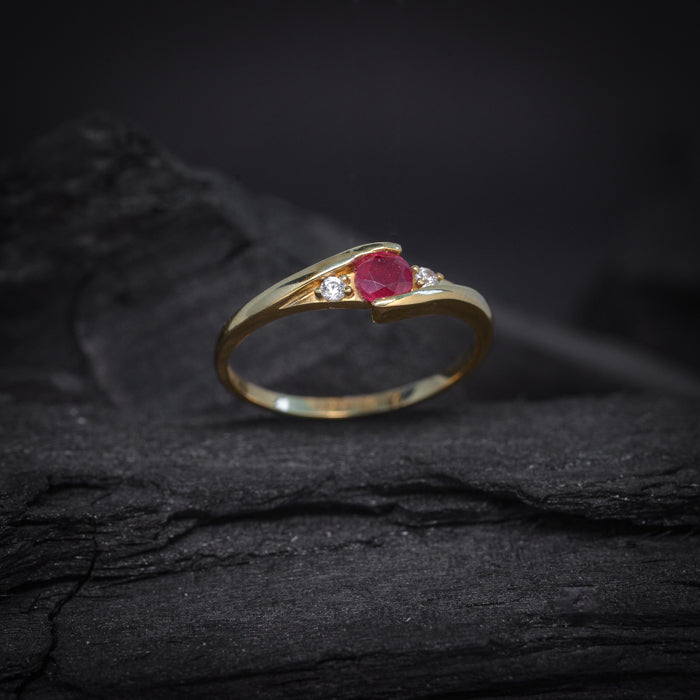 Anillo de compromiso con rubí natural y 2 diamantes naturales naturales elaborado en oro amarillo de 14 kilates