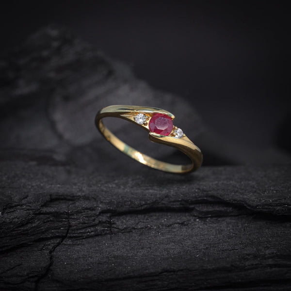 Anillo de compromiso con rubí natural y 2 diamantes naturales elaborado en oro amarillo de 14 kilates