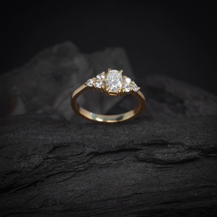 Anillo de compromiso con diamante natural central de .50ct con certificación GIA y 6 diamantes naturales laterales realizado en oro amarillo de 18 kilates