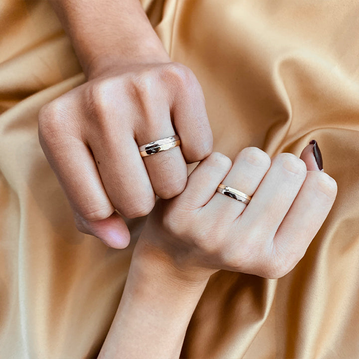 Par de argollas de matrimonio macizas de 4mm elaboradas en oro combinado de 14 kilates