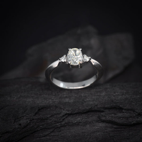 Anillo de compromiso con diamante natural en corte oval de .60ct con certificación GIA y 2 diamantes laterales elaborado en oro blanco de 18 kilates