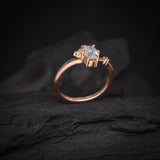 Anillo de compromiso con moissanita de 1.0ct con certificado GRA y 3 diamantes naturales laterales elaborado en oro rosa de 18 kilates