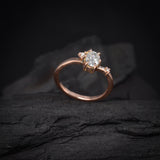 Anillo de compromiso con moissanita de 1.0ct con certificado GRA y 3 diamantes naturales laterales elaborado en oro rosa de 14 kilates