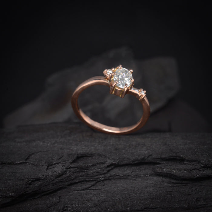 Anillo de compromiso con moissanita de 1.0ct con certificado GRA y 3 diamantes naturales laterales elaborado en oro rosa de 18 kilates